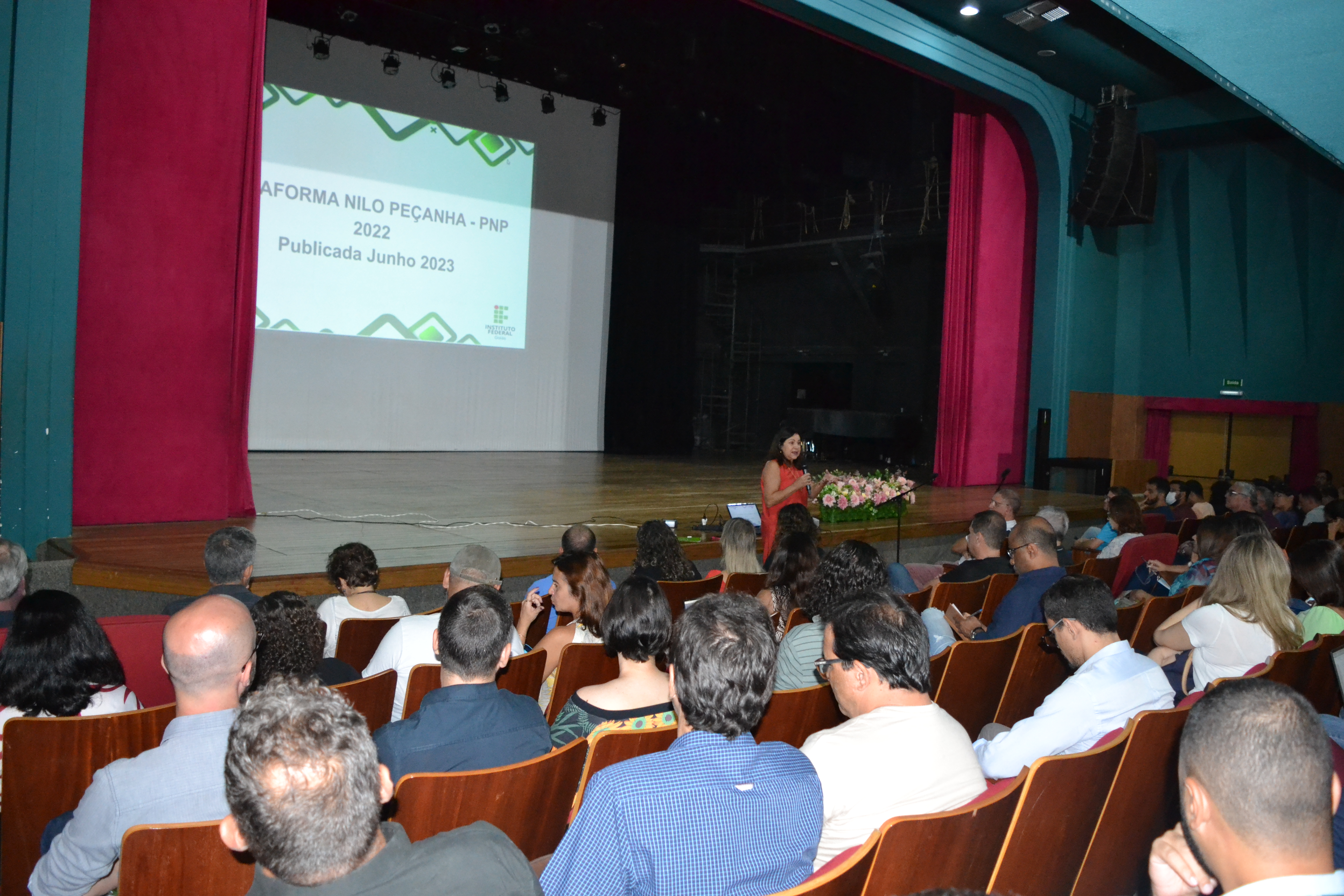 Servidores se reuniram no Teatro do Câmpus para abertura do evento